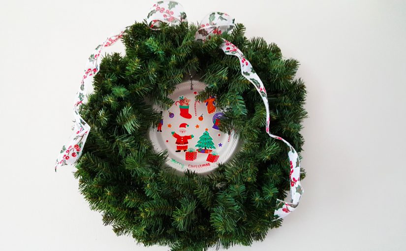 A fun kids craft for making DIY holiday wreaths centered on paper plates. | OrnamentShop.com