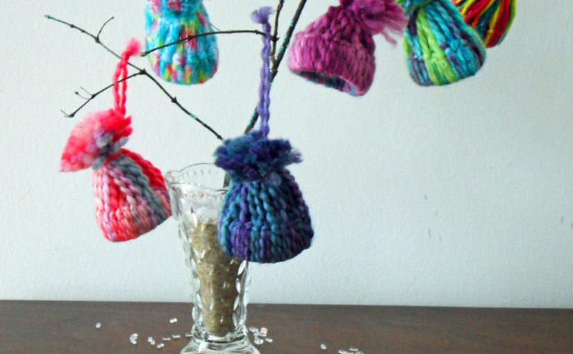 These little hats are super easy to make an only require yarn and a paper towel roll! Follow our instructions and make your own DIY gifts. | OrnamentShop.com