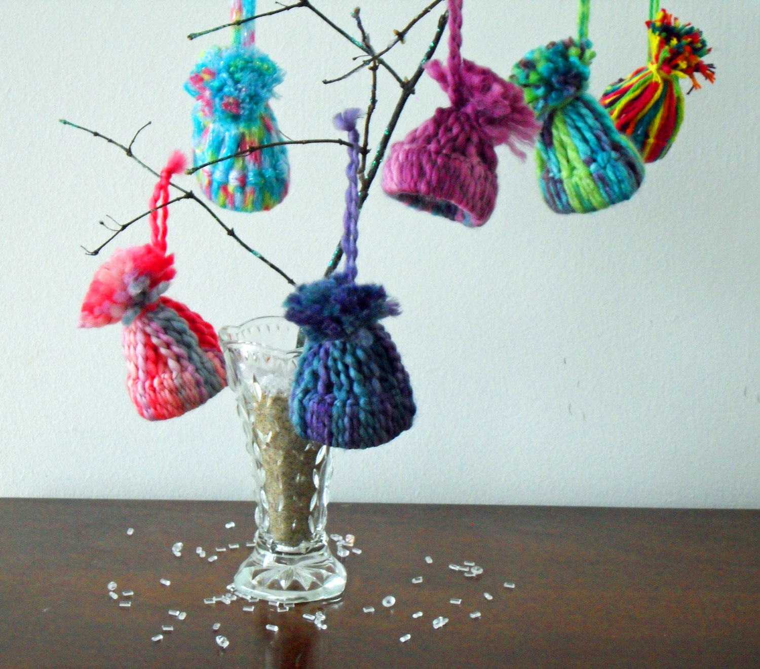 These little hats are super easy to make an only require yarn and a paper towel roll! Follow our instructions and make your own DIY gifts. | OrnamentShop.com
