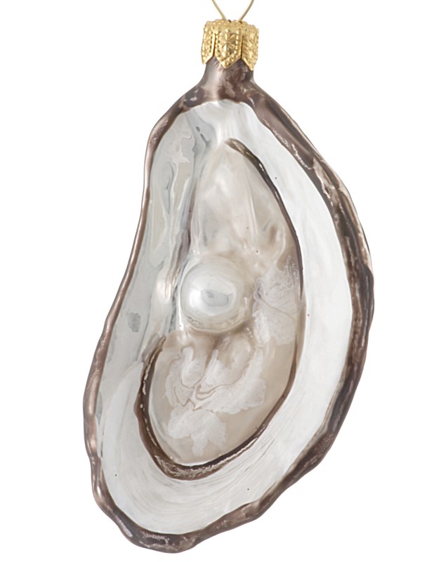 An ornament of an oyster with a pearl in the center made of polish glass. | OrnamentShop.com