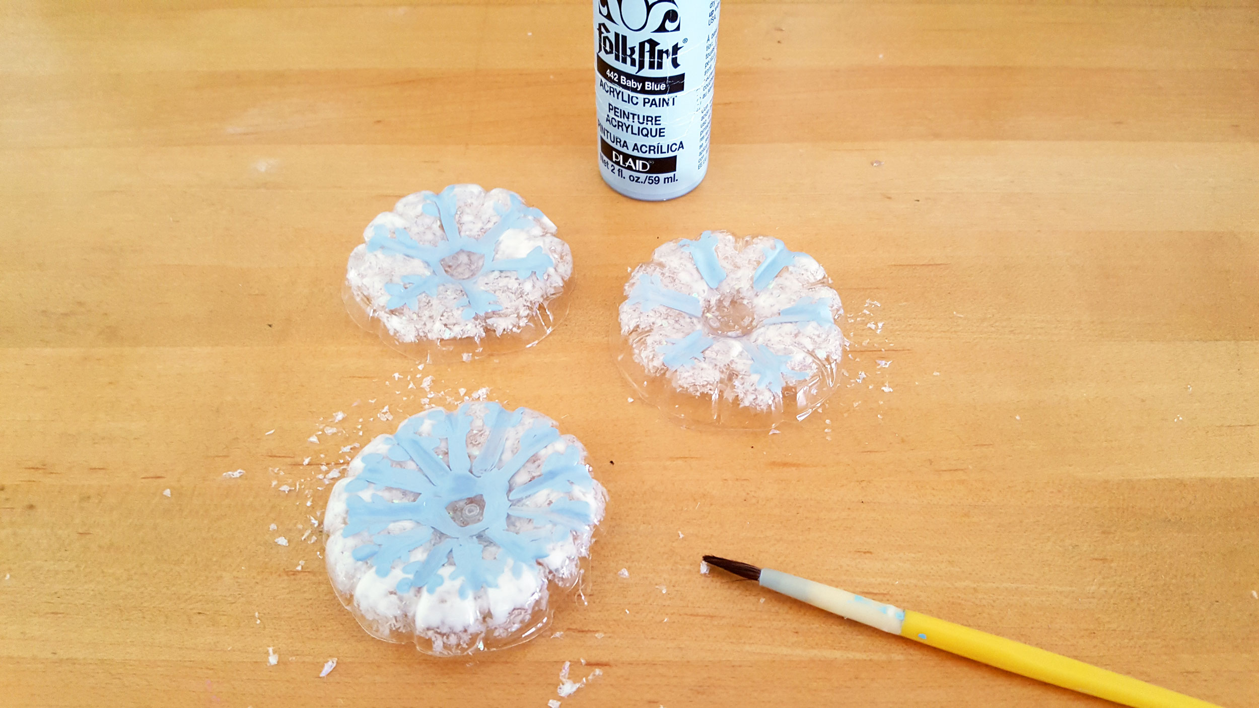 Snowflake Ornaments Step 5. Once the glue is dry, shake off any remaining “snow”. | OrnamentShop.com